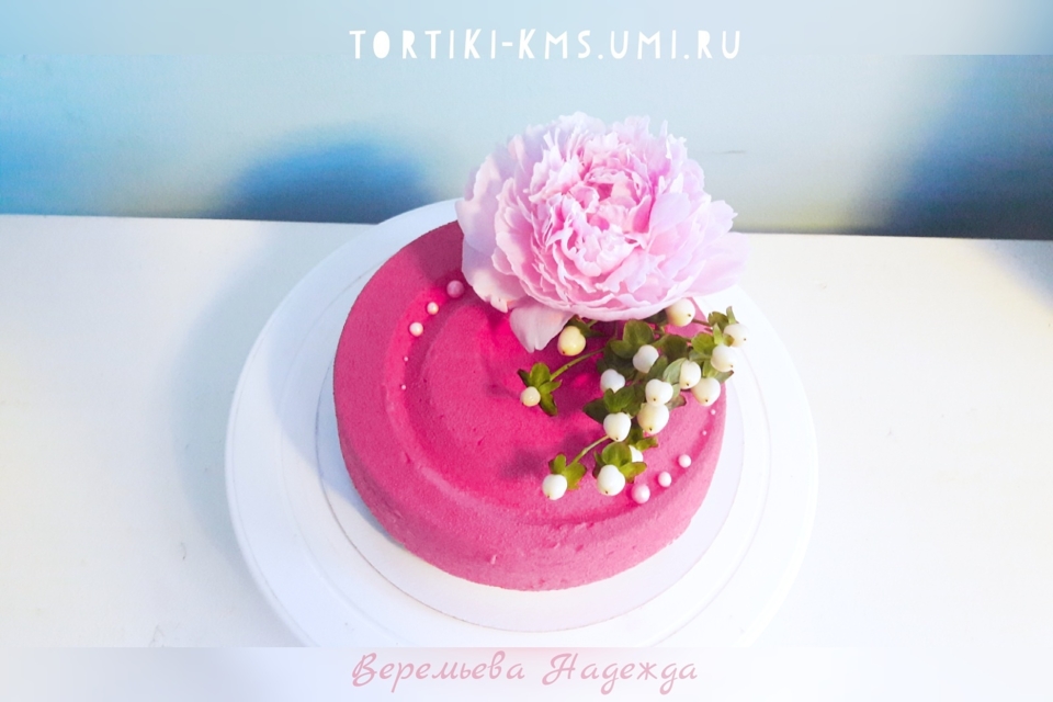 Торт праздничный в форме сердца с надписью и цветами алых роз из мастики